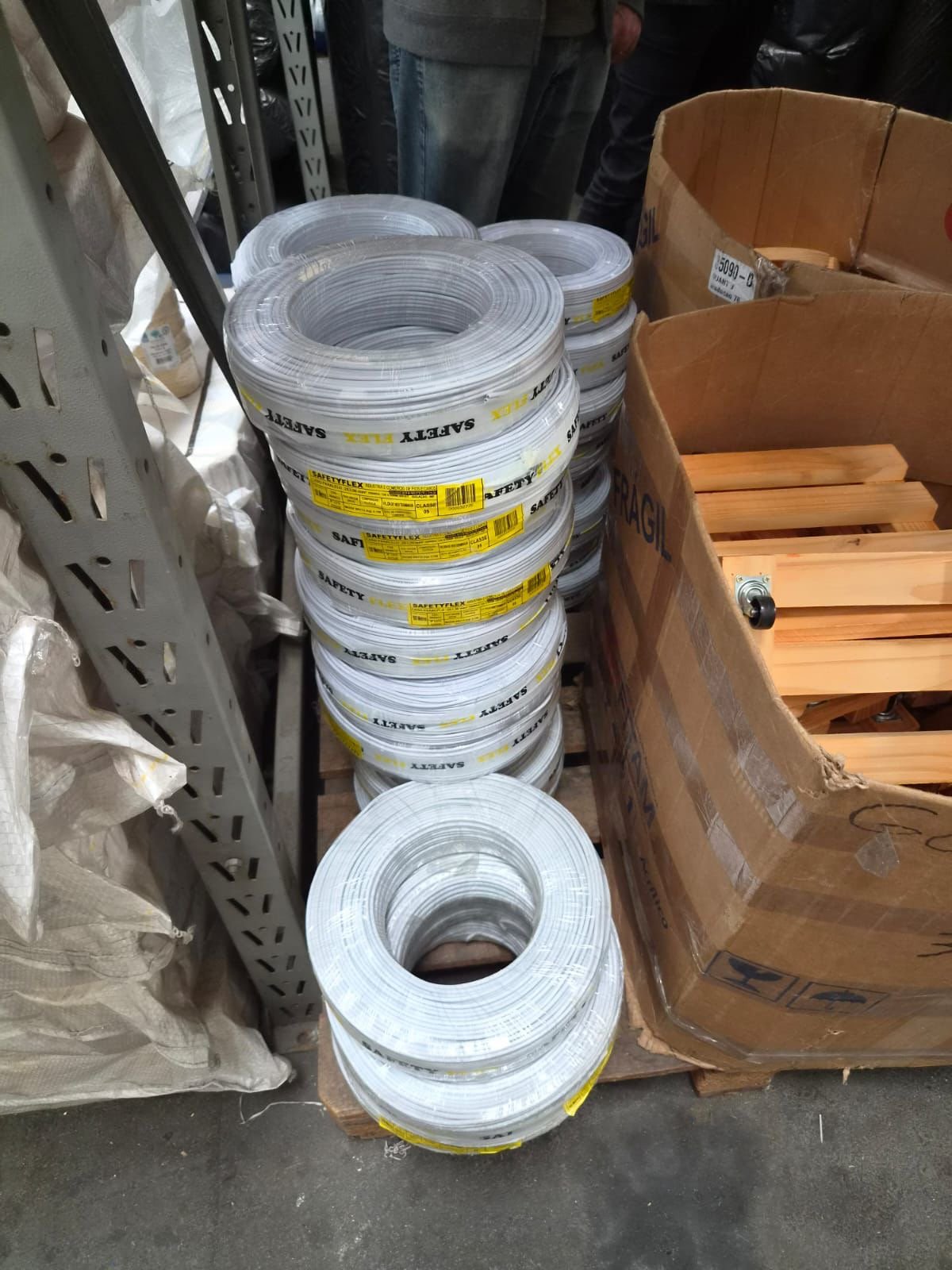 Fiscalização em distribuidora de materiais elétricos